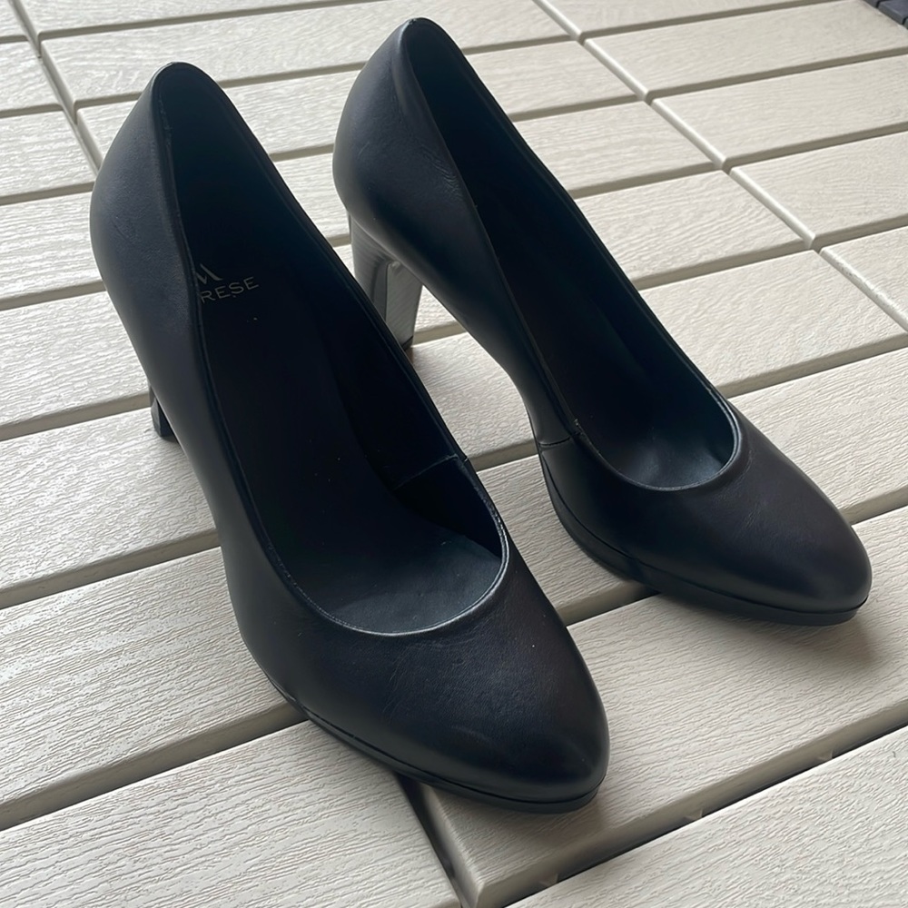 Leather pumps